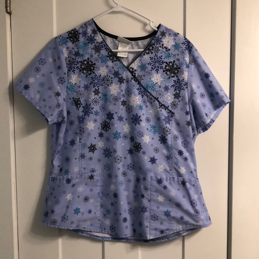 Snowflake Scrub Top ❄️